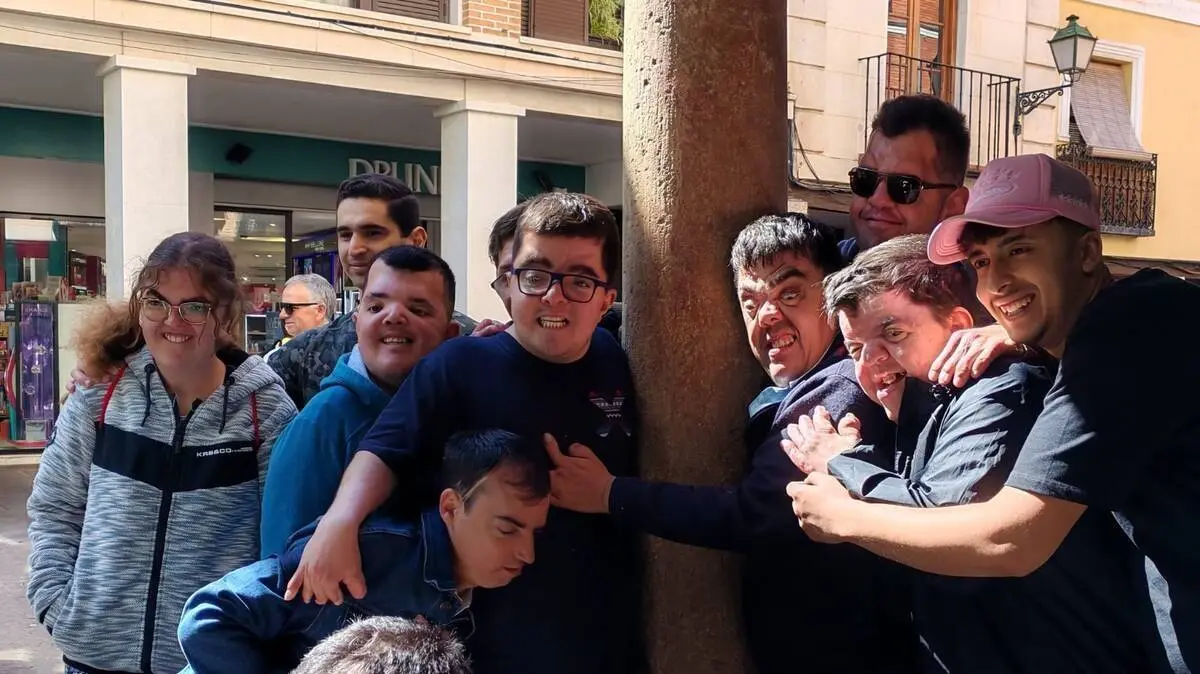 Participantes en una actividad organizada por APERTCRAS dentro de sus acciones de sensibilizaci&oacute;n e inclusi&oacute;n