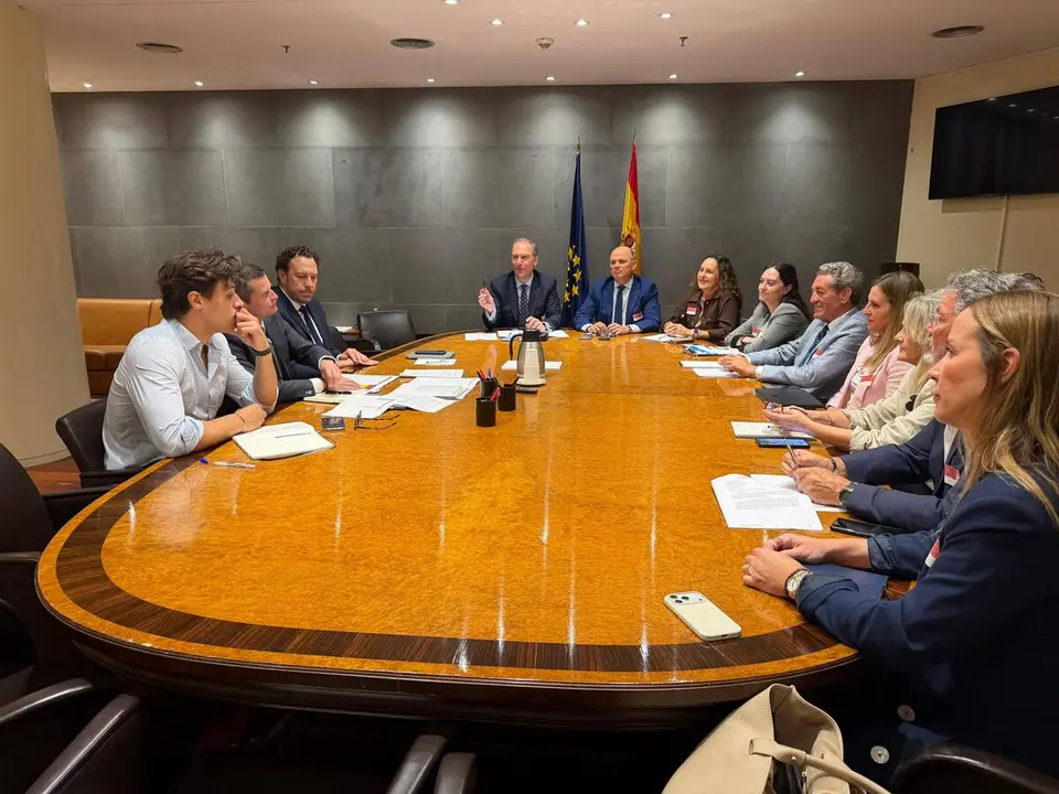 Representantes de AESBA y miembros de la Comisi&oacute;n de Transportes durante la reuni&oacute;n celebrada en el Congreso de los Diputados