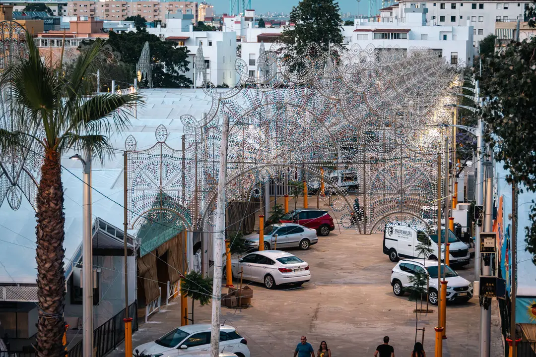 Trabajos de montaje en el recinto ferial de Algeciras durante los d&iacute;as previos al inicio de la Feria Real - FOTO: FJ Ben&iacute;tez