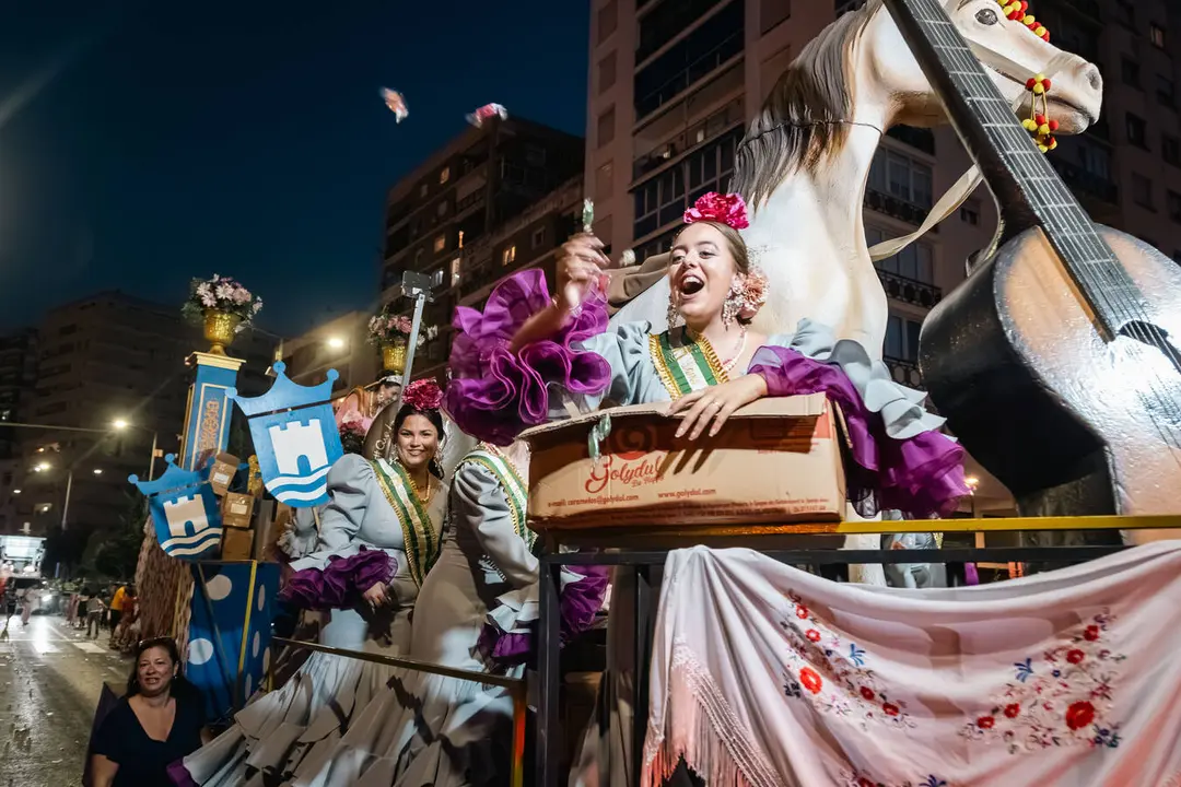 Una de las carrozas participantes durante la Gran Cabalgata Anunciadora de la Feria Real de Algeciras 2026 - FOTO: FJ Ben&iacute;tez
