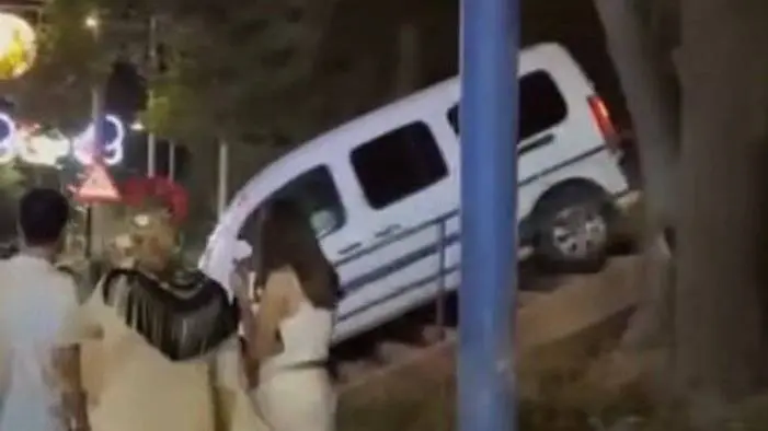 Imagen del veh&iacute;culo cuya maniobra fue grabada y difundida en redes sociales