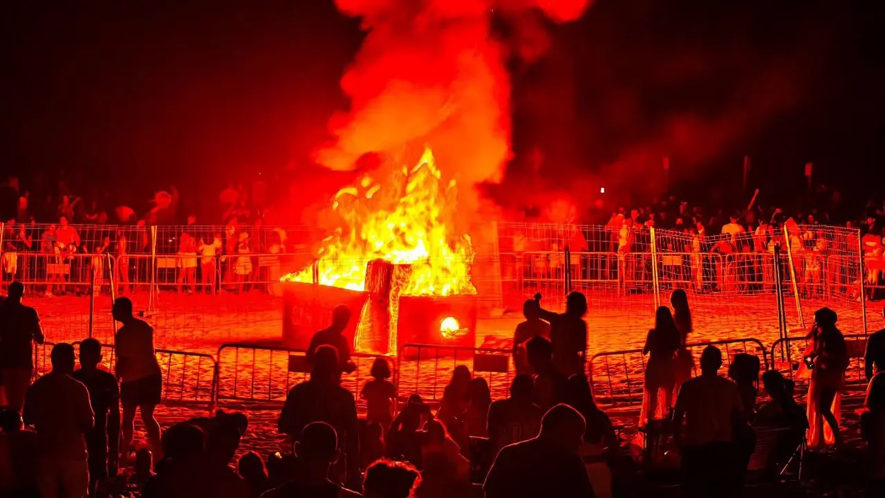 Ambiente en las playas del Campo de Gibraltar durante la celebraci&oacute;n de la Noche de San Juan - FOTO: FJ Ben&iacute;tez