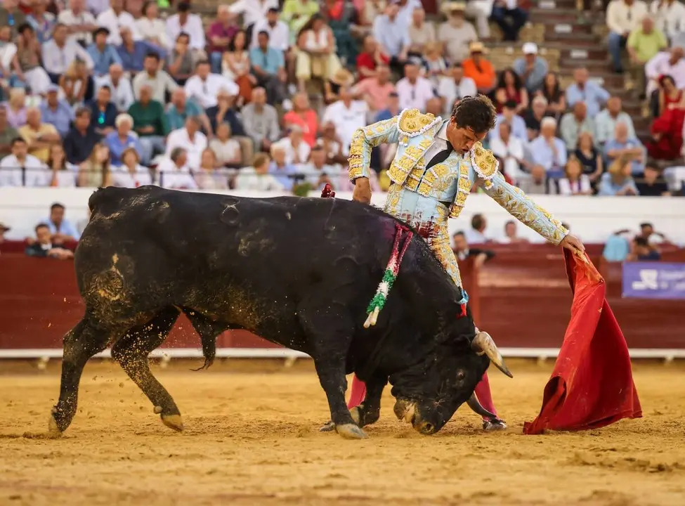 Uno de los momentos de la primera corrida de abono de la Feria Taurina de Algeciras 2026. Foto: Tauro Luj&aacute;n