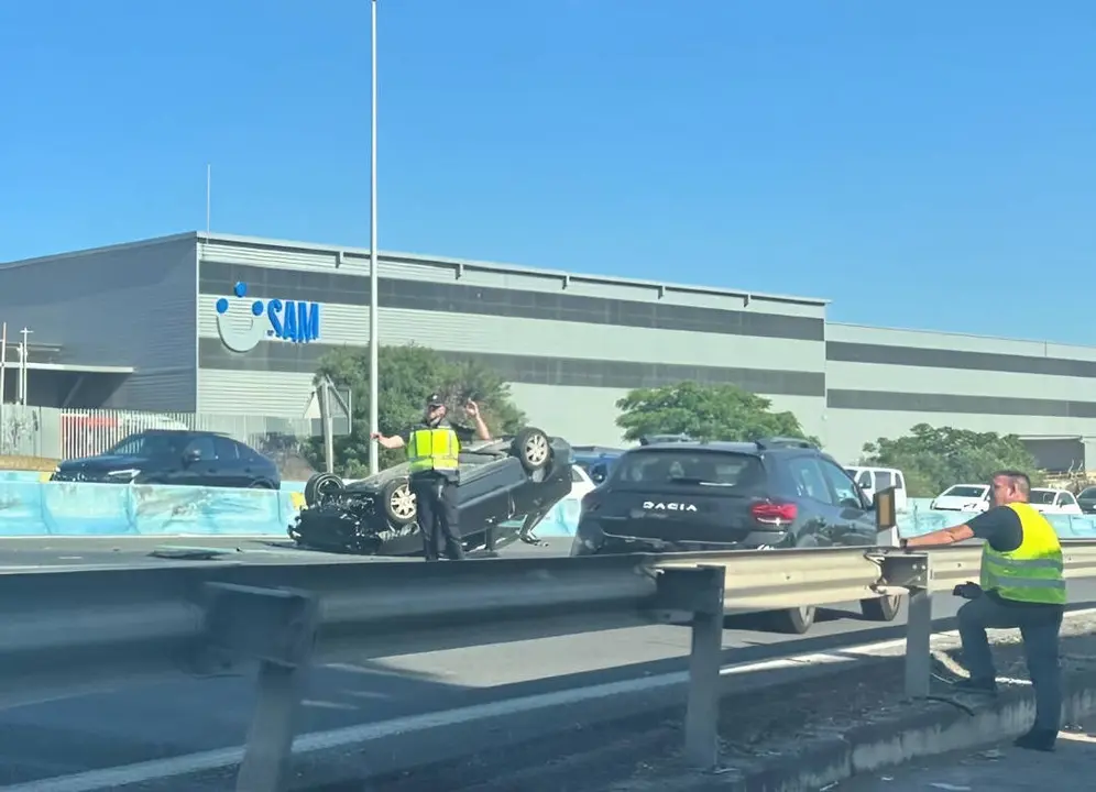 Retenciones en la A-7 tras el accidente registrado este lunes a la altura de la antigua factor&iacute;a de Celupal