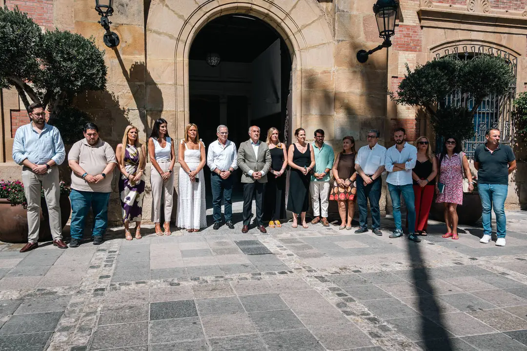 Representantes municipales guardan un minuto de silencio a las puertas del Ayuntamiento de Algeciras en memoria de las v&iacute;ctimas de los terremotos de Venezuela - FOTO: FJ Ben&iacute;tez