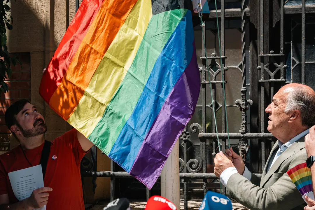 Izado de la bandera arco&iacute;ris en la fachada del Ayuntamiento de Algeciras con motivo del D&iacute;a Internacional del Orgullo LGTBI - FOTO: FJ Ben&iacute;tez