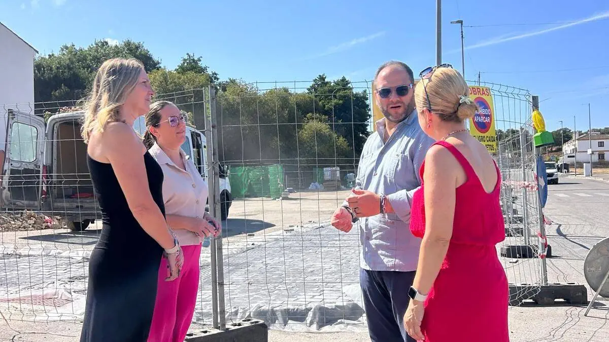 Visita institucional a las obras de mejora de la movilidad sostenible que se ejecutan en Castellar de la Frontera