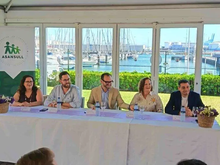 Pie de foto:
Participantes y representantes institucionales durante la entrega de diplomas del programa formativo 'Verde y Azul' de Asansull