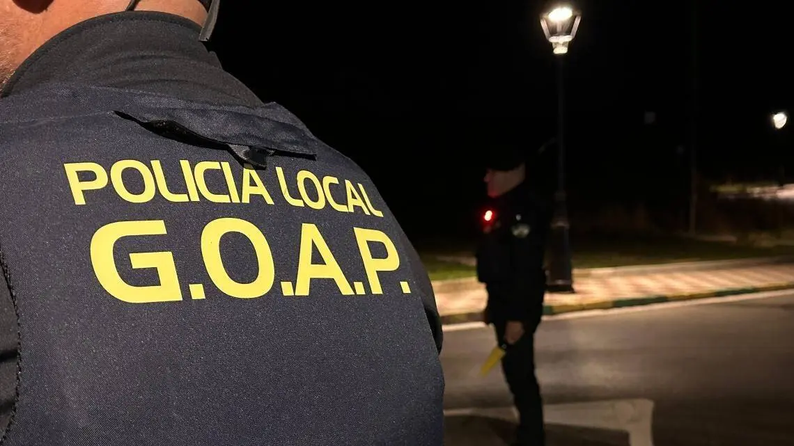 Agentes de la Polic&iacute;a Local de Los Barrios durante un servicio de vigilancia y prevenci&oacute;n