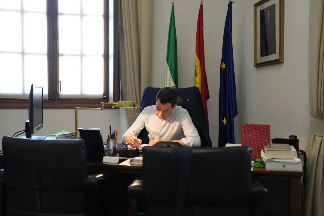 Juanma Moreno, en su despacho antes de dirigirse al Parlamento de Andaluc&iacute;a para solicitar el apoyo necesario a su investidura como presidente de la Junta