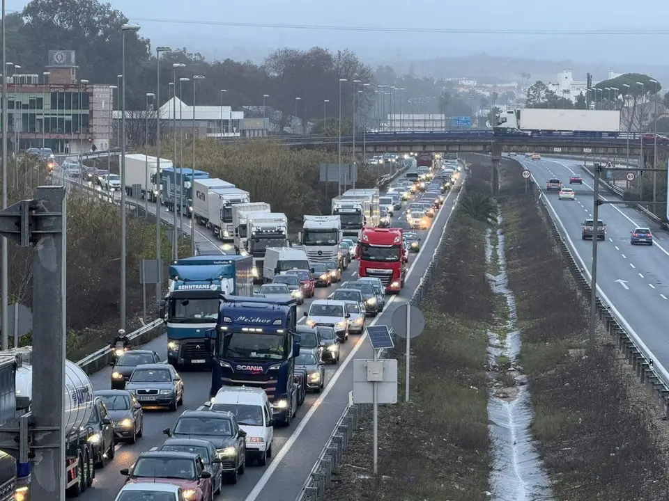 Retenciones de tr&aacute;fico en uno de los accesos a Algeciras durante un periodo de elevada circulaci&oacute;n
