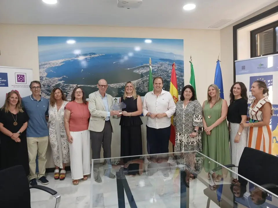 Entrega del reconocimiento a Jes&uacute;s Verd&uacute; Baeza como Personaje Europeo del Mes en un acto celebrado por Europe Direct Campo de Gibraltar