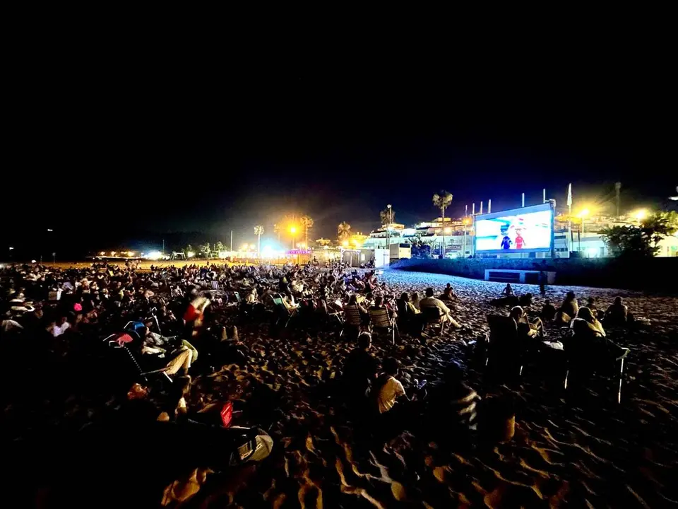 Numeroso p&uacute;blico durante la primera sesi&oacute;n del Cine de Verano celebrada en la playa de Getares