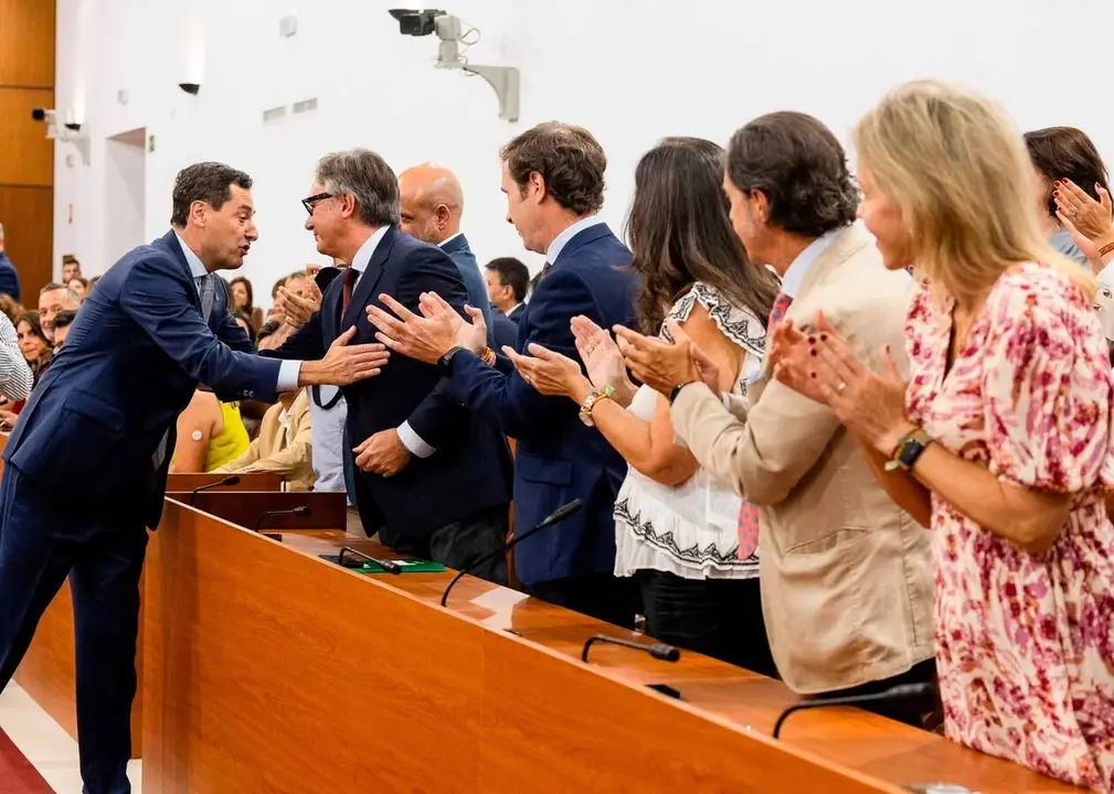 Juanma Moreno y Manuel Gavira sellan el acuerdo que permitir&aacute; un Gobierno de coalici&oacute;n entre PP y Vox en Andaluc&iacute;a