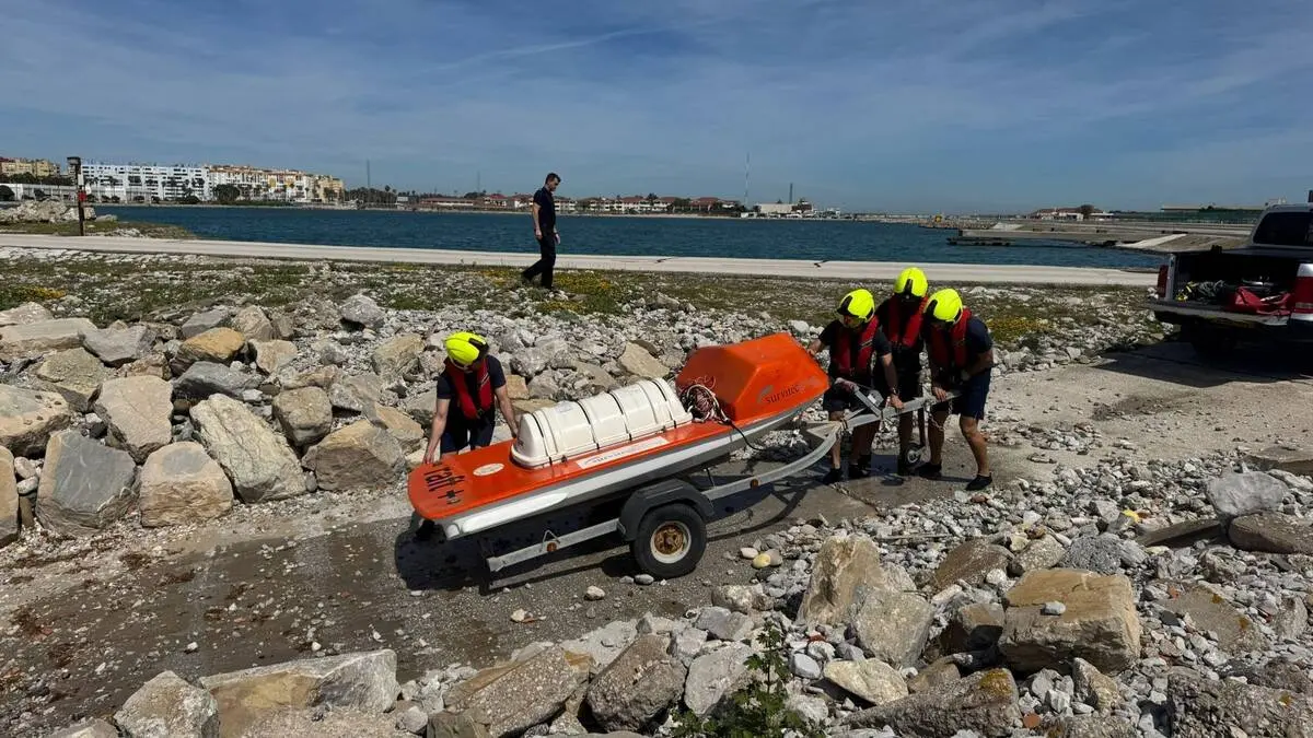 Maniobras conjuntas de los servicios de emergencia durante un ejercicio de rescate mar&iacute;timo frente al aeropuerto de Gibraltar