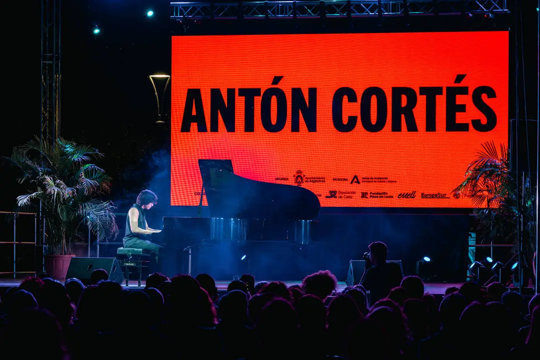 Ant&oacute;n Cort&eacute;s durante su actuaci&oacute;n inaugural del XII Encuentro Internacional de Guitarra Paco de Luc&iacute;a en el Parque Mar&iacute;a Cristina - FOTO: FJ Ben&iacute;tez
