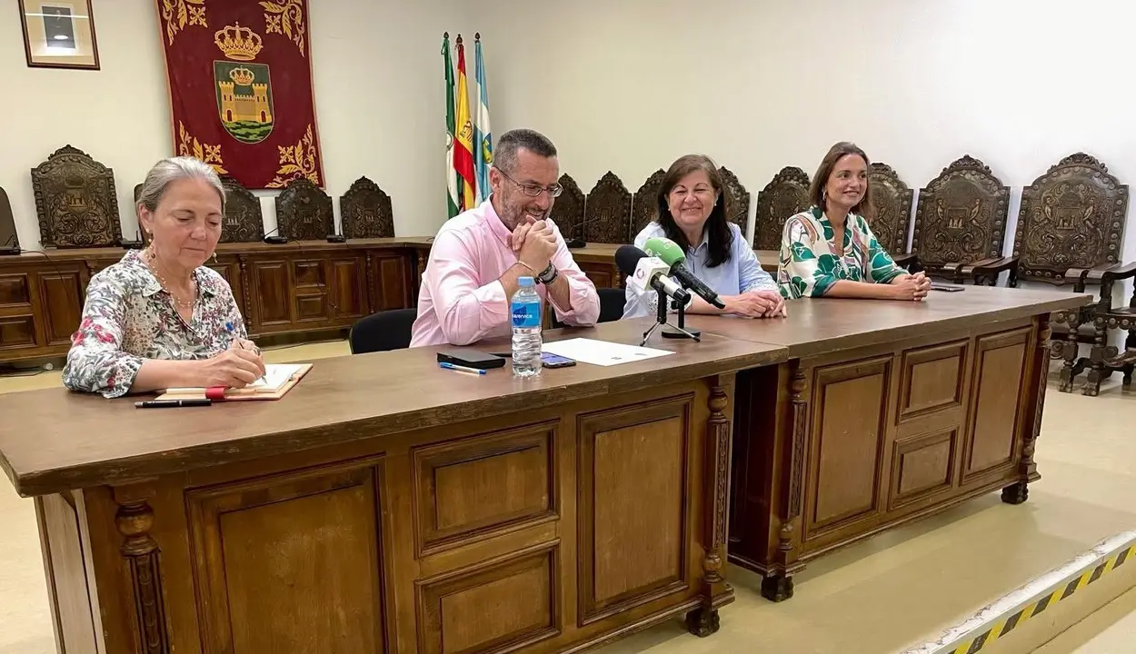 Autoridades municipales durante los actos de reconocimiento celebrados en el &aacute;mbito educativo