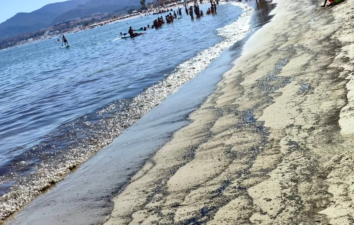 Restos de fuel marino detectados en la orilla de la playa de Palmones