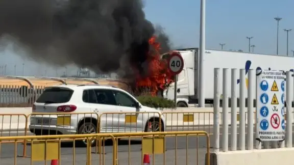 Cami&oacute;n incendiado durante la intervenci&oacute;n de los servicios de emergencia en el Puerto de Algeciras