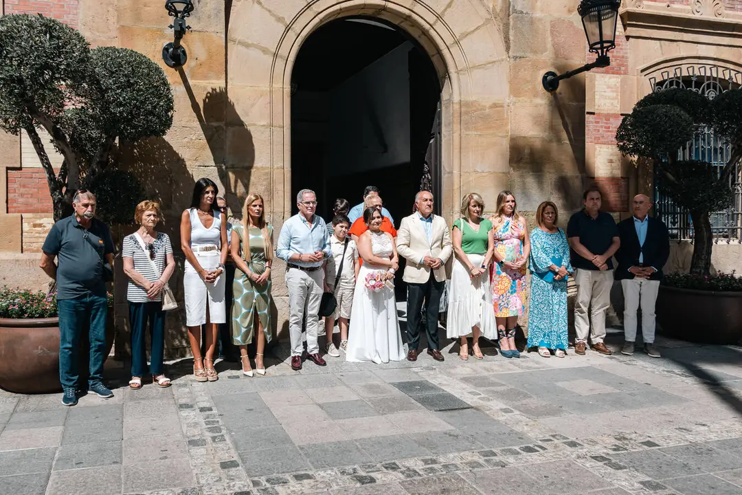 Minuto de silencio celebrado a las puertas del Ayuntamiento de Algeciras en recuerdo de las v&iacute;ctimas del incendio de Los Gallardos - FOTO: FJ Ben&iacute;tez