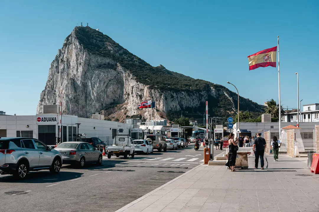 Varias personas esperan para cruzar el paso fronterizo entre La L&iacute;nea y Gibraltar - FOTO: FJ Ben&iacute;tez