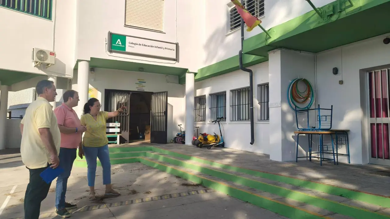 Javier V&aacute;zquez Hueso e Isi Herrera durante la visita al CEIP Pelayo tras la finalizaci&oacute;n de las obras