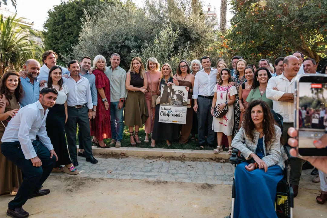 Representantes del PP de C&aacute;diz y del Campo de Gibraltar durante el homenaje a Miguel &Aacute;ngel Blanco celebrado en C&aacute;diz - FOTO: FJ Ben&iacute;tez