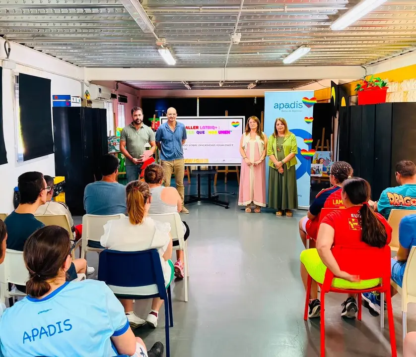 Participantes del taller "Colores que nos unen" desarrollado en los centros APADIS de Algeciras
