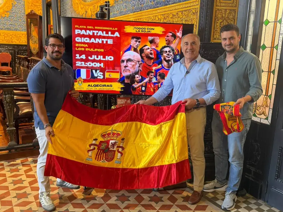 Presentaci&oacute;n de la pantalla gigante que se instalar&aacute; en la playa de El Rinconcillo para seguir la semifinal del Mundial