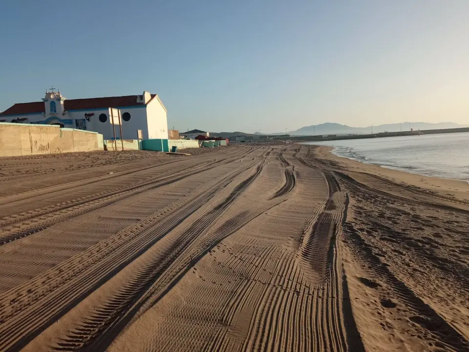 La playa de Levante recupera la normalidad tras confirmarse la buena calidad de sus aguas