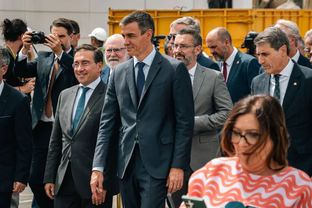 Las gr&uacute;as retiran las hist&oacute;ricas puertas de la Verja durante una jornada que marca un antes y un despu&eacute;s entre Gibraltar y el Campo de Gibraltar - FOTO: FJ Ben&iacute;tez