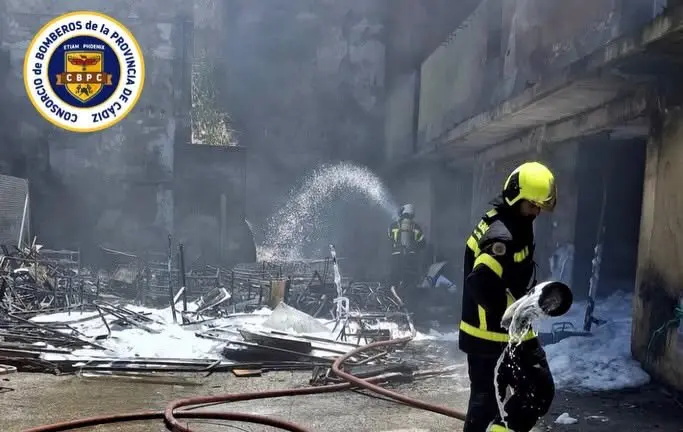 Agentes de la Polic&iacute;a Nacional durante una actuaci&oacute;n relacionada con la investigaci&oacute;n del incendio