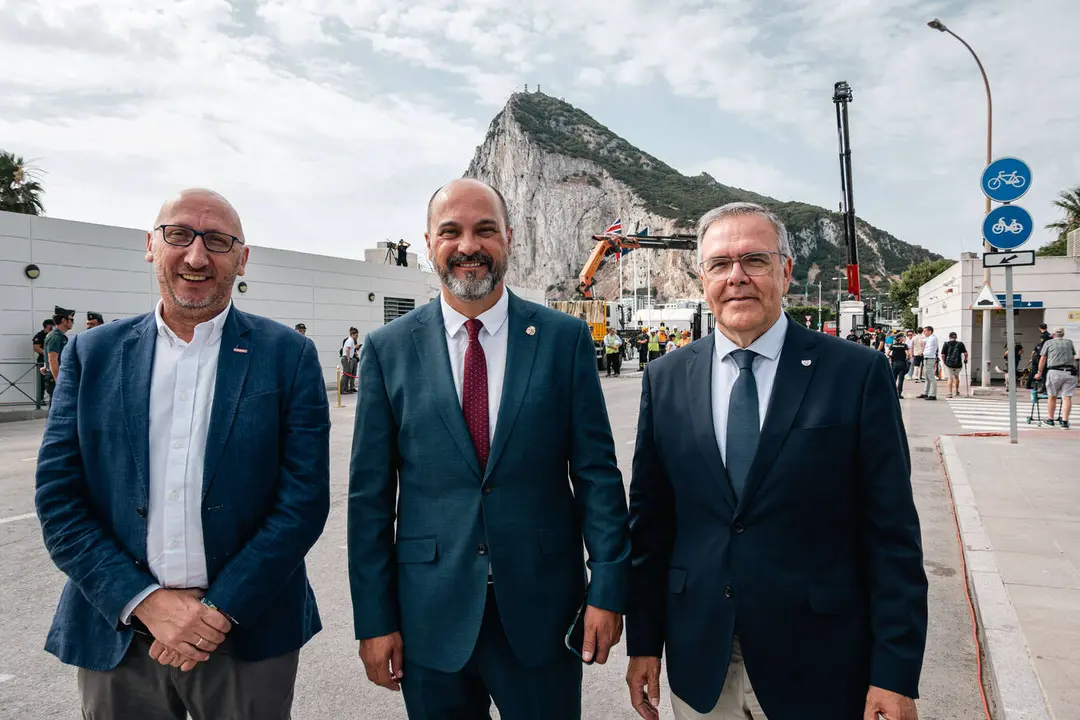 Manuel Triano, secretario comarcal de CCOO Campo de Gibraltar; Miguel Alconchel, alcalde de Los Barrios; y Carlos Fenoy, presidente de la C&aacute;mara de Comercio Bah&iacute;a de Algeciras, durante un acto celebrado en el paso fronterizo entre La L&iacute;nea de la Concepci&oacute;n y Gibraltar tras la entrada en vigor del Tratado entre la Uni&oacute;n Europea y el Reino Unido sobre Gibraltar - FOTO: FJ Ben&iacute;tez