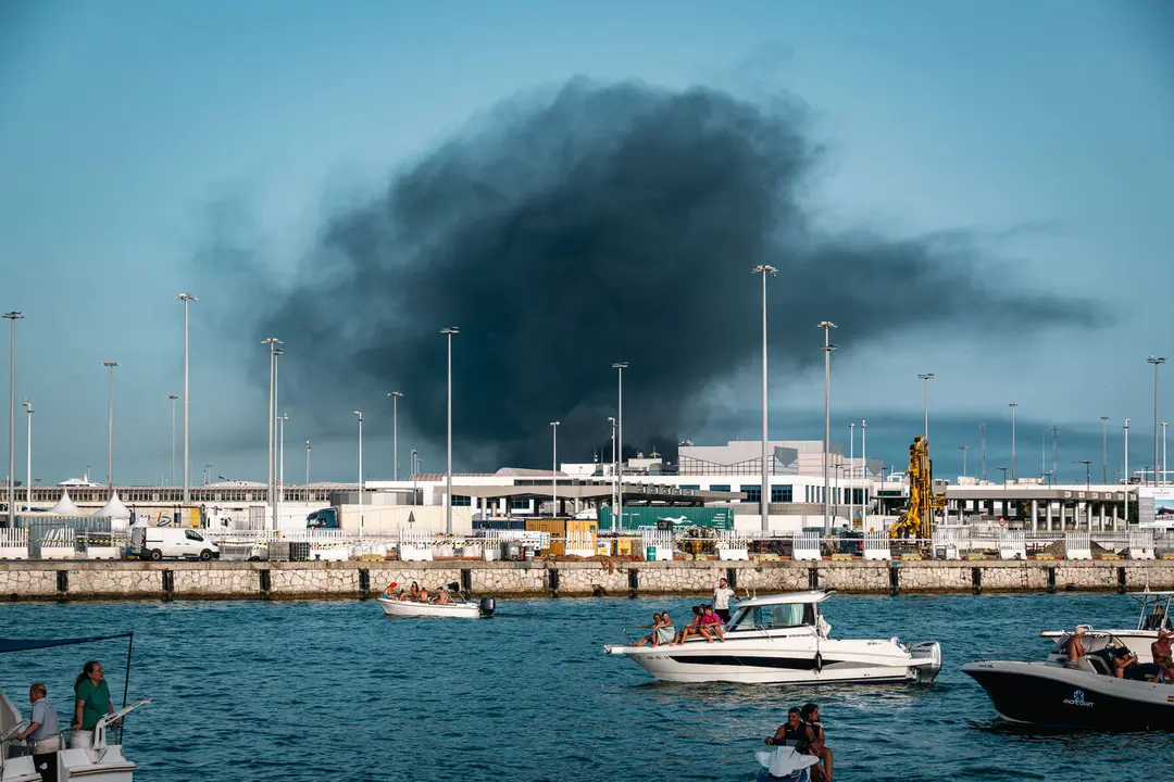 Los bomberos trabajan en la extinci&oacute;n del incendio registrado en la zona de Isla Verde, dentro del Puerto de Algeciras - FOTO: FJ Ben&iacute;tez