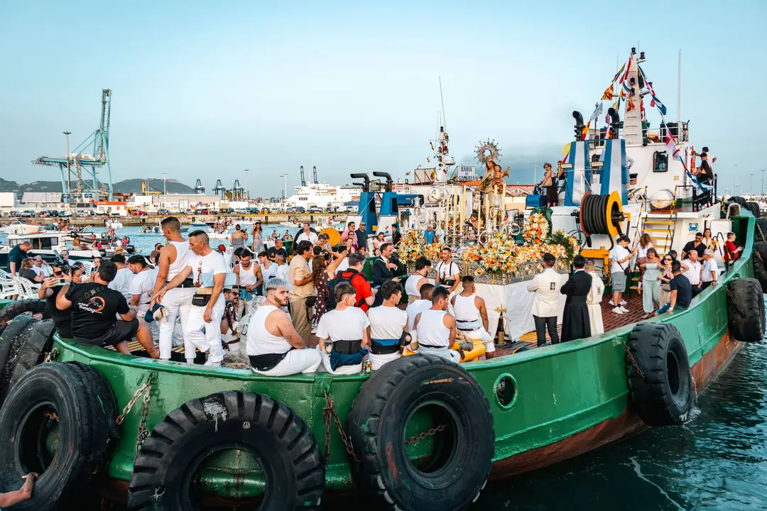 La Virgen del Carmen durante su tradicional procesi&oacute;n mar&iacute;tima en la bah&iacute;a de Algeciras - FOTO: FJ Ben&iacute;tez