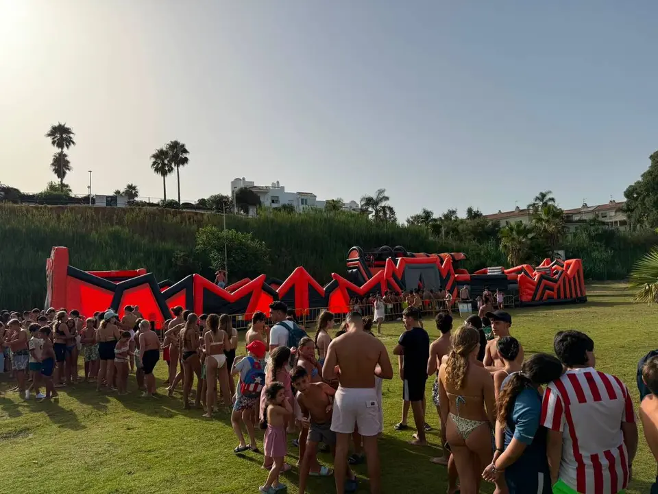 Participantes disfrutan del circuito de obst&aacute;culos instalado durante la jornada celebrada en la playa de La Concha