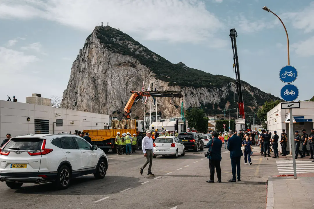 El Gobierno de Gibraltar y el Ayuntamiento de La L&iacute;nea trabajar&aacute;n conjuntamente para reducir las retenciones en la frontera durante la semana de feria - FOTO: FJ Ben&iacute;tez