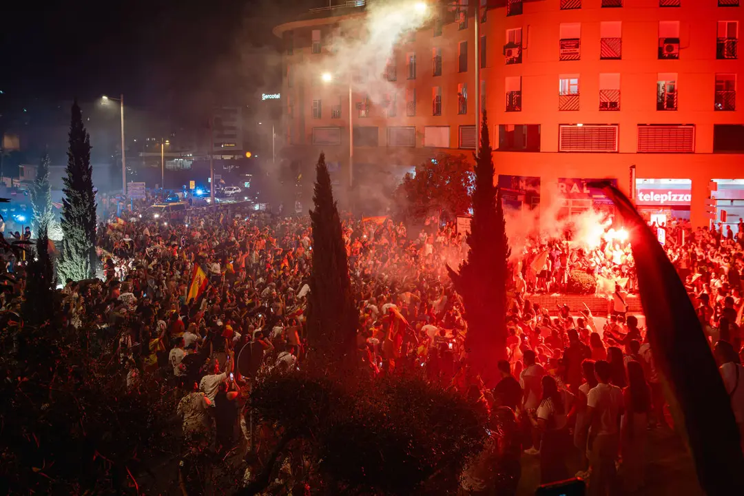 Miles de aficionados celebran en la Fuente del Milenio de Algeciras la conquista del segundo Mundial de Espa&ntilde;a - FOTO: FJ Ben&iacute;tez