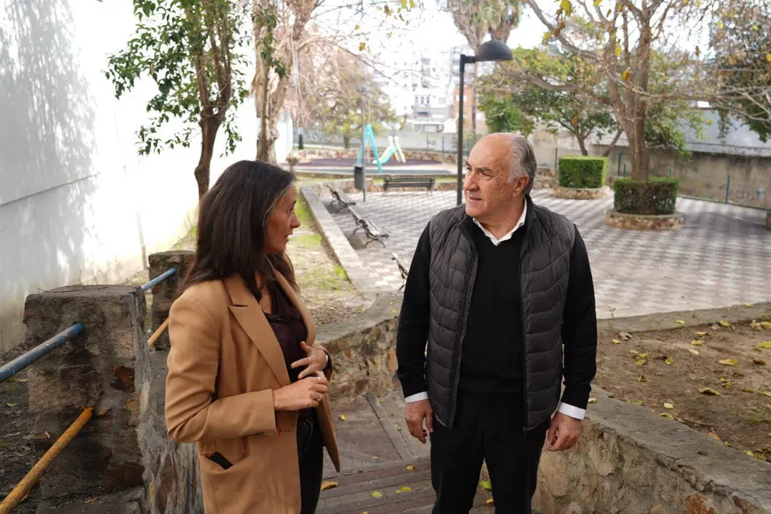 Imagen de archivo de una visita institucional al barrio de La Bajadilla, donde se construir&aacute; el nuevo centro c&iacute;vico