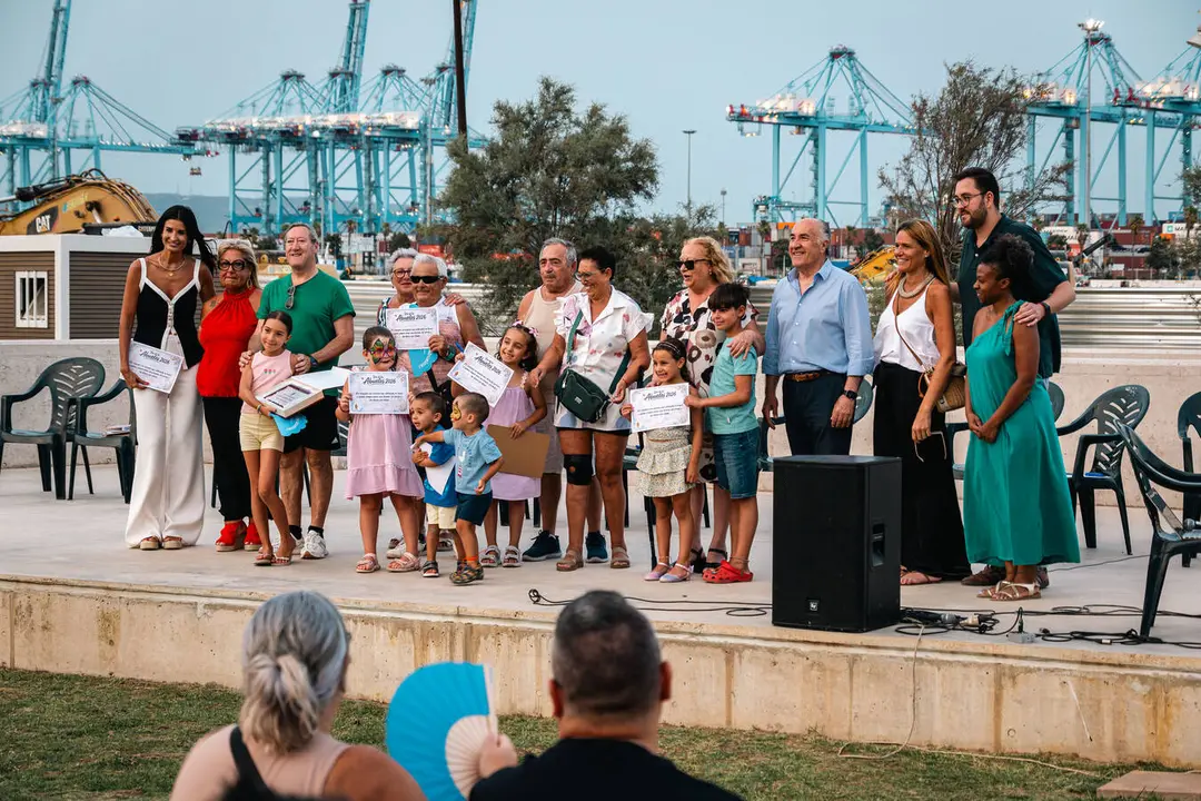 Participantes en la celebraci&oacute;n del D&iacute;a de los Abuelos organizada en el Parque del Lago Mar&iacute;timo - FOTO: FJ Ben&iacute;tez