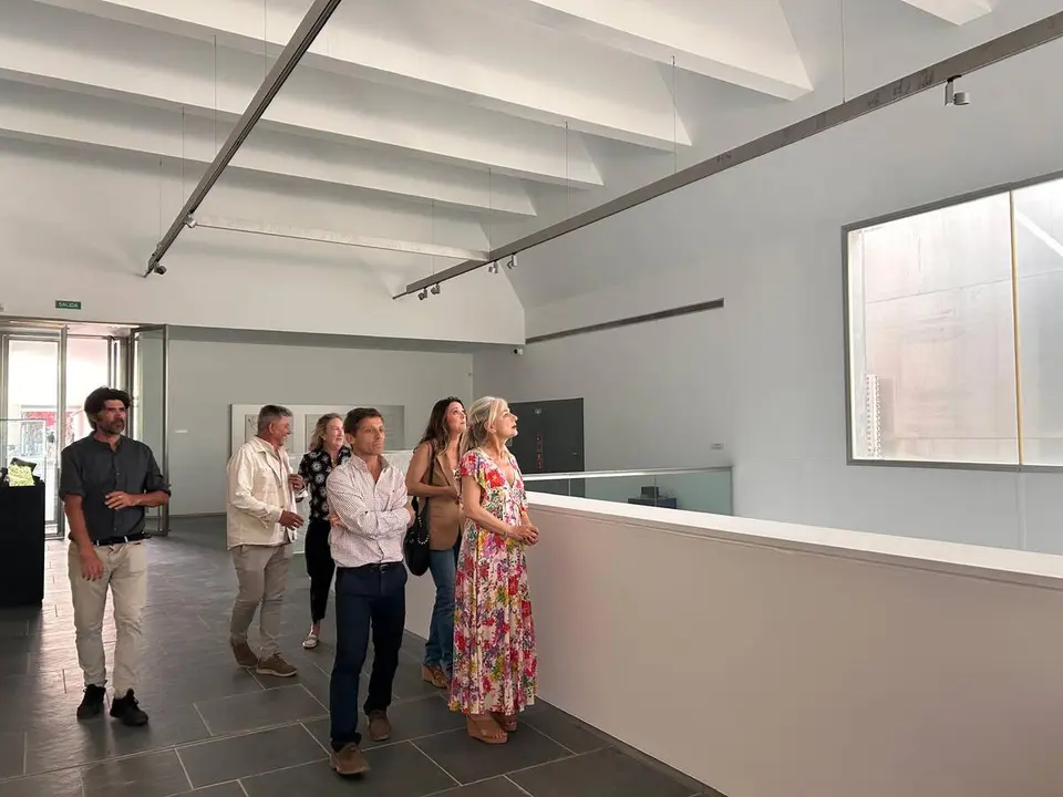 Representantes institucionales durante la visita al renovado museo del Conjunto Arqueol&oacute;gico de Baelo Claudia