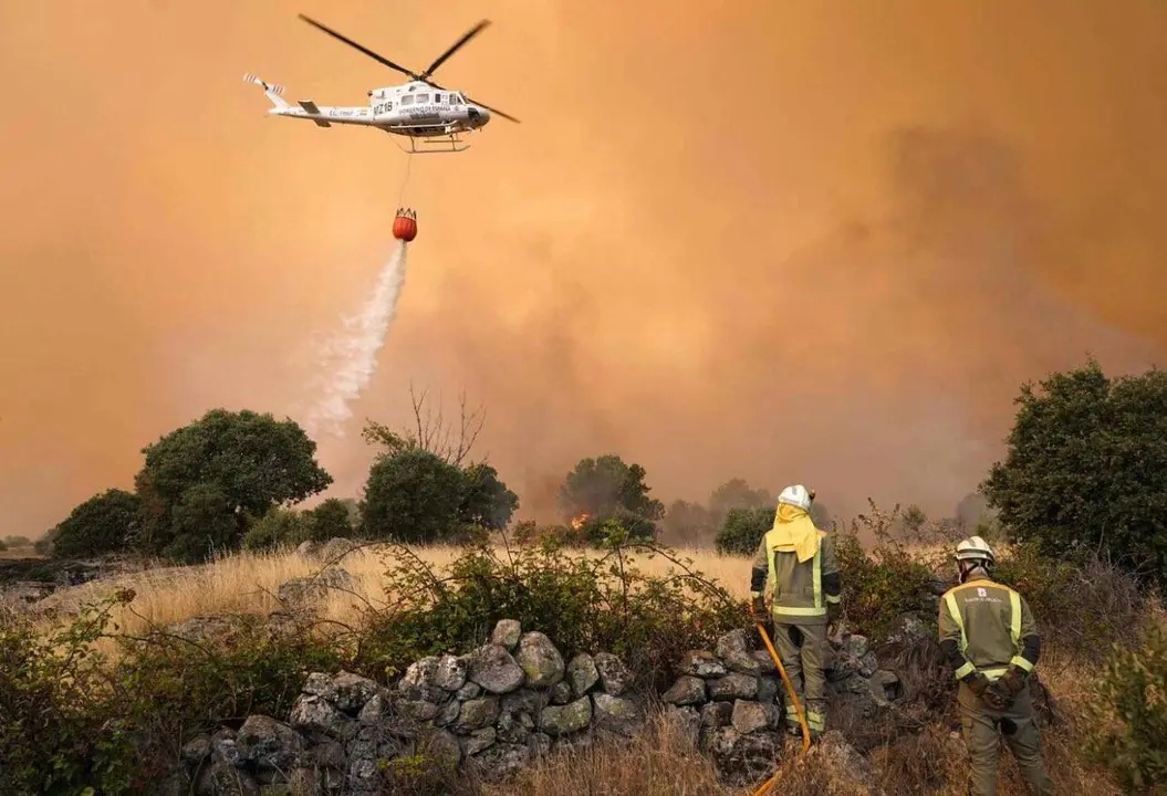 El humo y las llamas mantienen en alerta a varias comunidades aut&oacute;nomas durante una de las mayores emergencias forestales del a&ntilde;o