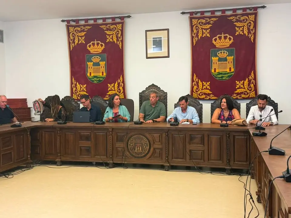 Reuni&oacute;n entre responsables de la Junta, el Ayuntamiento y empresarios del pol&iacute;gono El Zabal para analizar las obras de la A-383