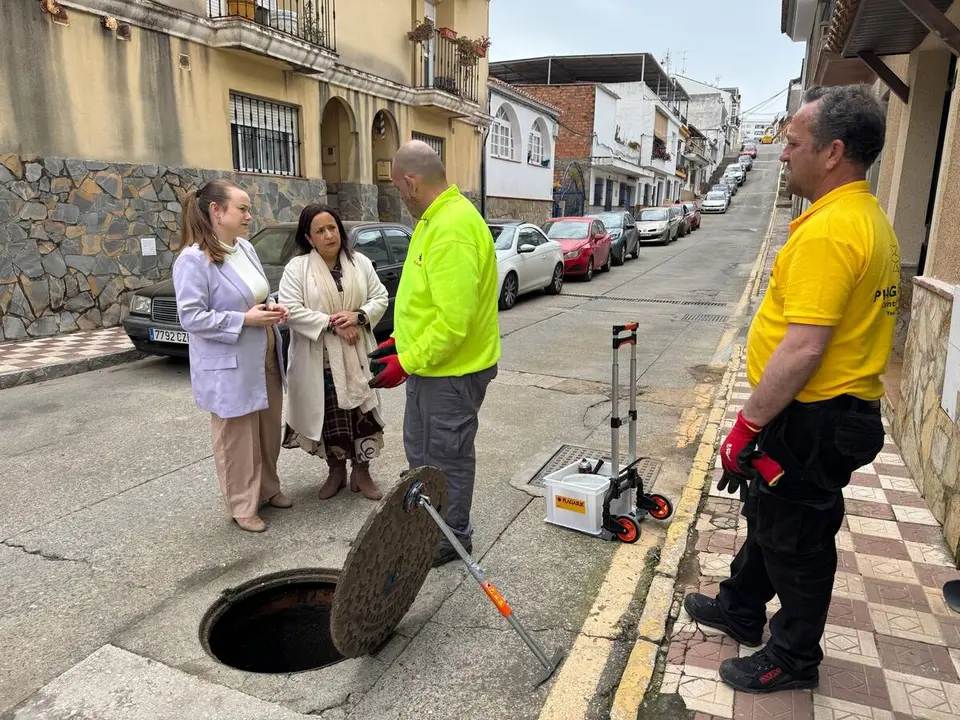 Trabajos de control de plagas para reducir la presencia de cucarachas en distintos puntos de San Roque