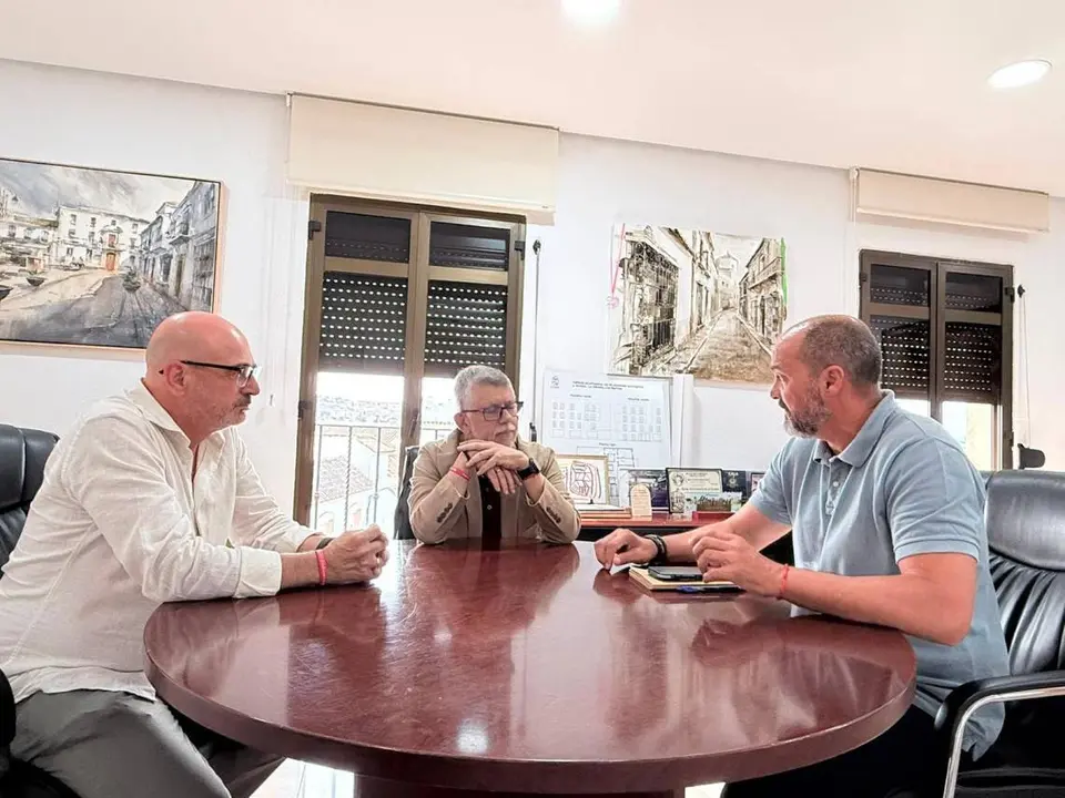 Miguel Alconchel durante la reuni&oacute;n mantenida con responsables de UGT-FICA para abordar iniciativas de empleo