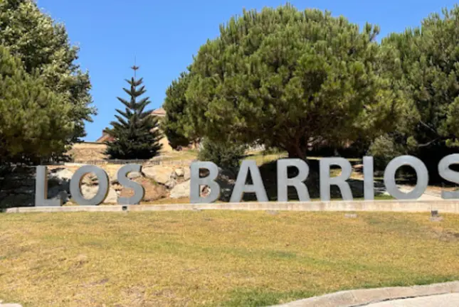 Entrada con letrero Los Barrios