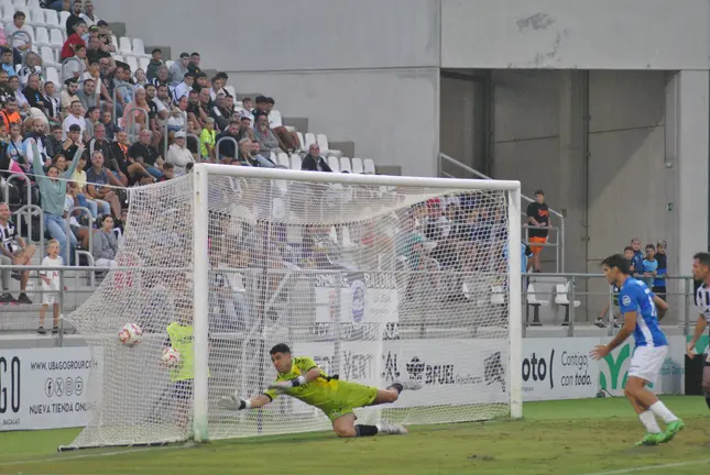 El meta local L&aacute;zaro no puede hacer nada para evitar que el cabezazo de Dani Garc&iacute;a supusiera el 0-1 en el marcador.