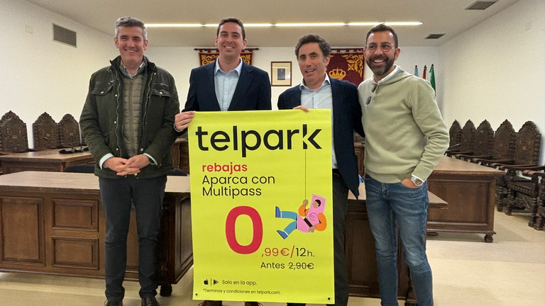 Los concejales Sebastián Hilgado (i) y Alfonso Lozano (d), durante la presentación con los representantes de Telpark, José María Fayos Cobos y Óscar de Pablos
