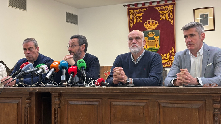 Franco da explicaciones a los periodistas