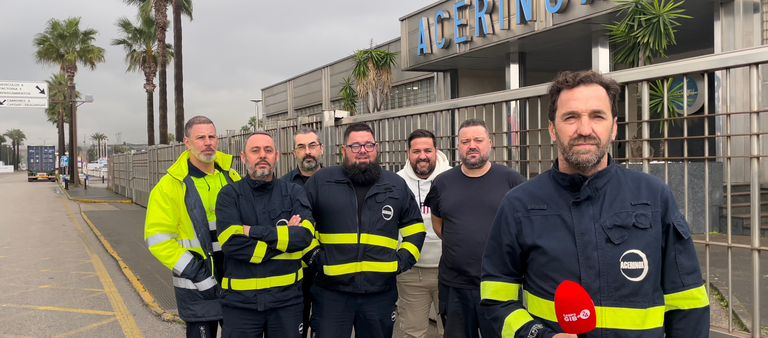 Los siete integrantes del sindicato ATA, a las puertas de Acerinox